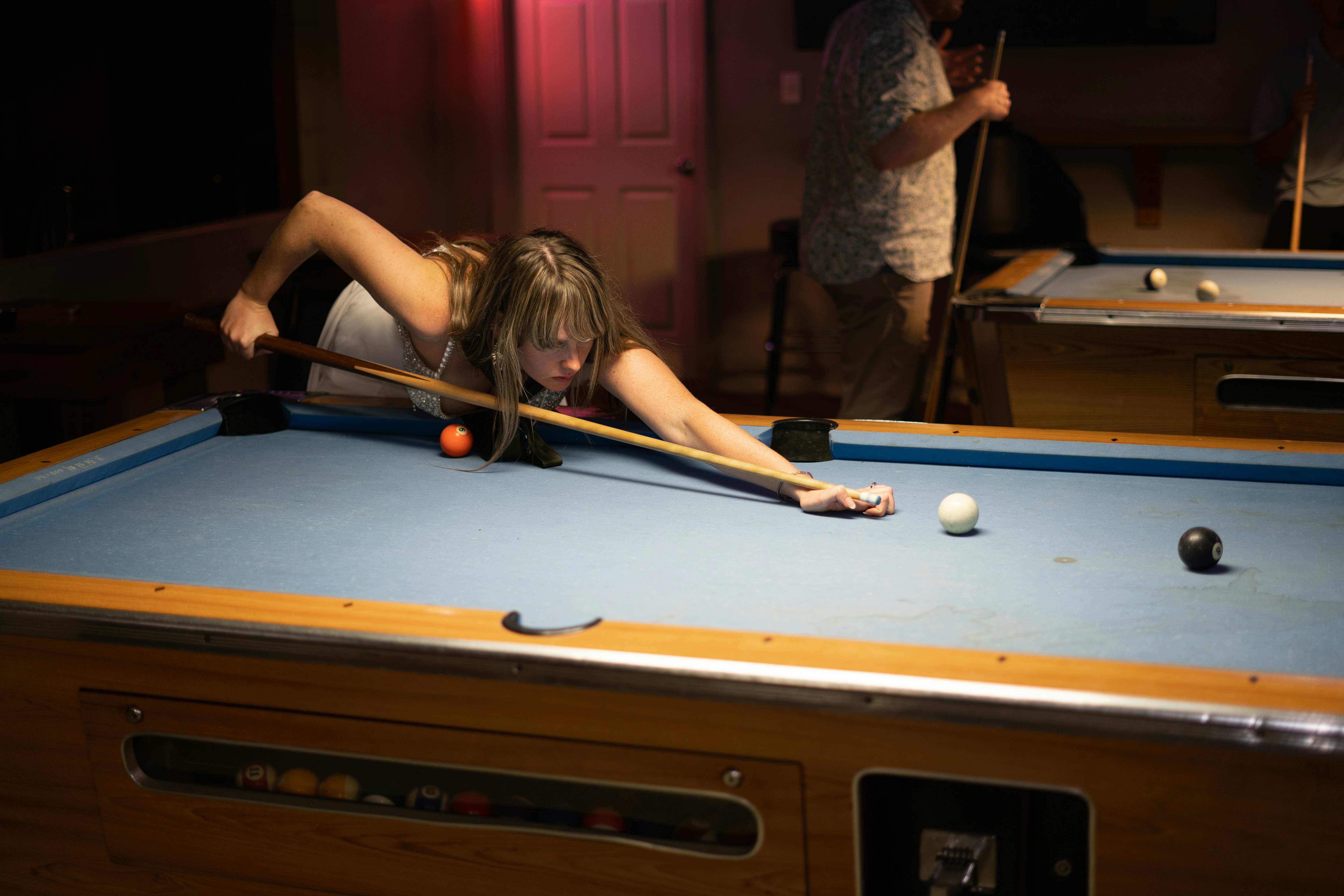 joueuse de billard à moitié couchée sur le tapis pour tirer